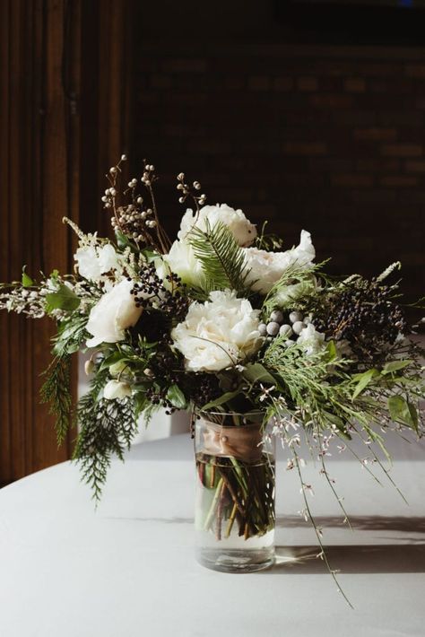 Rustic Winter Floral Arrangements, Evergreen Wedding Table Decor, Winter Floral Table Arrangements, Wedding Bouquet Centerpieces, White Winter Wedding Centerpieces, Winter Wedding Arrangements, Winter Flower Centerpieces For Table, Evergreen Bouquet Wedding, Evergreen Bridal Bouquet