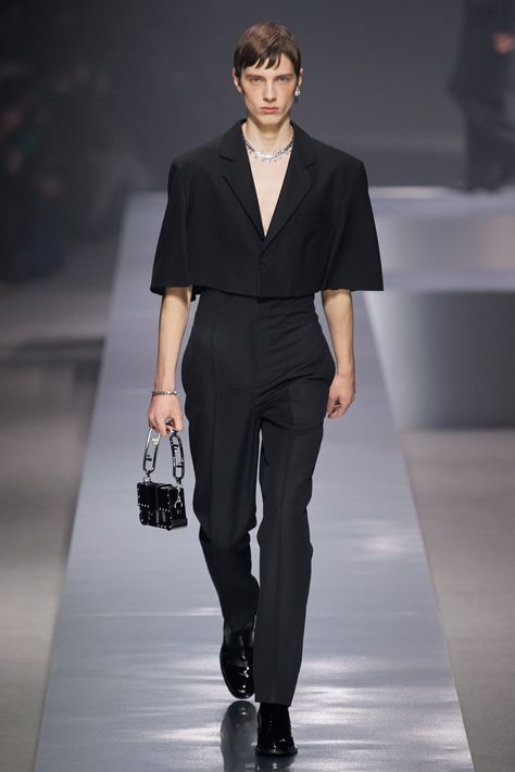 Muscular Fashion Men, Men’s Luxury Fashion, Men’s Couture Fashion, Unisex Formal Outfits, Fendi Fall 2022, Vogue Outfits, Hellfire Gala, Fashion Outfits Men, Black Outfit Men