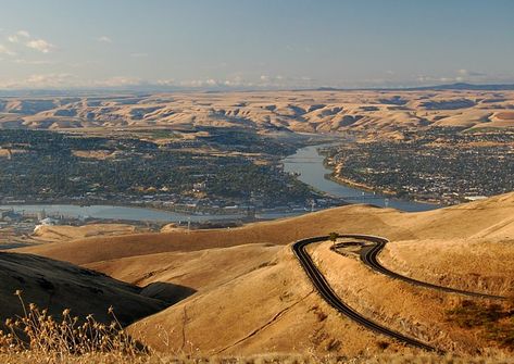 I'm down there somewhere...isn't it beautiful...this crazy lunar-like landscape...Lewiston, ID/ Clarkston WA Lewiston Idaho, Train Bridge, Coeur D'alene Idaho, Barn Pictures, Washington State University, Coeur D'alene, Incredible Places, Travel Memories, Pretty Places