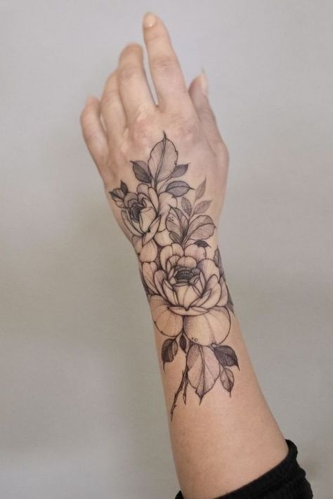 Hand Tattoo Flower, Peony Hand Tattoo, Hand Wrist Tattoo, Floral Wrist Tattoo, Wrist Hand Tattoo, Tattoo Floral, Peony Tattoo, Arm Tats, Flower Wrist Tattoos