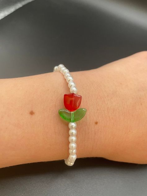 cute and simple seed bead tulip beaded bracelet. The bracelet is elasticated and is extremely durable. It will fit a variety of wrist sizes and will make a lovely gift or treat for yourself. They will be delivered packaged in an organza bag. Will add a pop of colour to any outfit! If you want this item to be gift wrapped add a note in the order (for free)! Simple Beads Bracelets Ideas, Seed Bead Tulip, Bead Tulip, Seed Bead Heart, Tulip Bracelet, Bracelet Y2k, Accesorios Aesthetic, Bead Heart, Valentines Bracelets