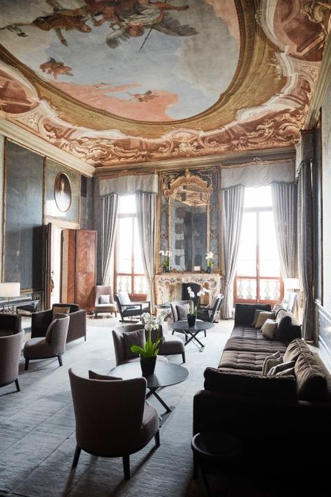 The newly refurbished salon of the Aman Venice. The house was fully renovated and modernized but retains its classic features.. Palazzo Interior, Baroque House, Aman Venice, Inspiring Architecture, Old Mansions, Thrifty Decor, San Pellegrino, Design Del Prodotto, Northern Italy