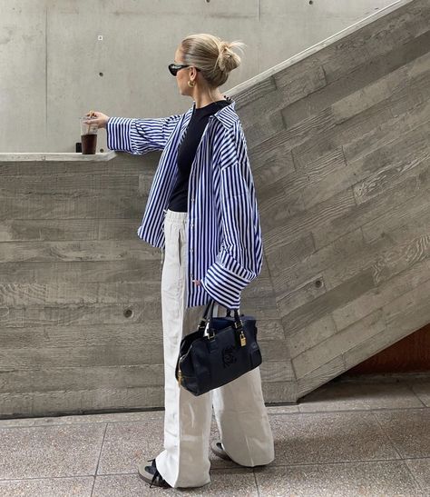 How To Style Oversized Shirt, Blue Striped Shirt Outfit, Outfits With Striped Shirts, Capsule Wardrobe Women, Elegant Classy Outfits, Style Désinvolte Chic, Business Outfits Women, London Outfit, Blue Striped Shirt