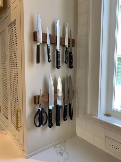 Knife Storage Countertop, Knife Strip In Kitchen, Metal Knife Strip In Kitchen, Knife Kitchen Storage, Kitchen Knives Storage Ideas, How To Store Knives, Magnetic Knife Holder Kitchen, Knives Storage Ideas, Kitchen Knife Organization