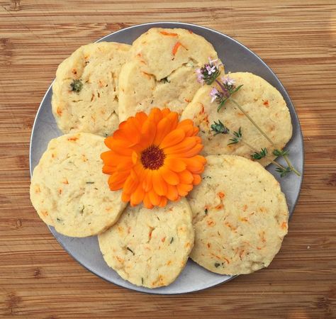 calendula thyme shortbread cookies Thyme Shortbread, Easy Shortbread Cookie Recipe, Healthy Spring Recipes, Shortbread Cookies Easy, Edible Flowers Recipes, Calendula Flowers, Foraging Recipes, Shortbread Cookie Recipe, Dandelion Recipes