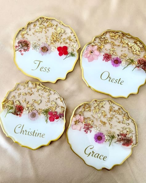 Christmas Serving Tray, Resin And Wood Diy, Crystal Clear Epoxy Resin, Gold Leaf Design, Craft Resin, Stencils Printables, Clear Epoxy Resin, Epoxy Resin Crafts, Resin Coasters