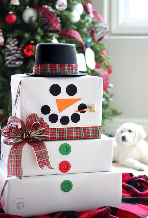 Christmas Cardboard Box Snowman - Great idea for all of those Amazon boxes. Make Christmas Magical for the kids! #CardboardBoxCrafts #DIYChristmasDecor #ChristmasGiftWrappingIdeas #DIYChristmas Elegant Gift Wrapping Christmas, Christmas Wrapping Ideas Creative, Diy Christmas Box, Box Snowman, Christmas Wrapping Diy, Presente Diy, Creative Christmas Gifts, Diy Holiday Gifts