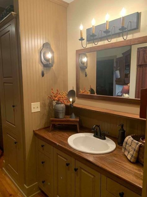 Primitive Bathroom Ideas Country Style, Bathroom With Corner Tub, Primitive Bathroom Ideas, Country Primitive Bathroom, Colonial Bathroom, Primitive Bathroom Decor, Primitive Bathroom, Primative Decor, Primitive Bathrooms