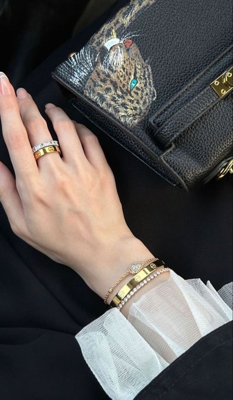 • 𝐜𝐫𝐞𝐝𝐢𝐭𝐬 𝐭𝐨 𝐨𝐰𝐧𝐞𝐫 🧿 Spring Jewelry Trends, Expensive Jewelry Luxury, Fancy Jewellery Designs, Luxe Jewelry, Jewelry Accessories Ideas, Classy Jewelry, Fancy Jewellery, Expensive Jewelry, Jewelry Lookbook