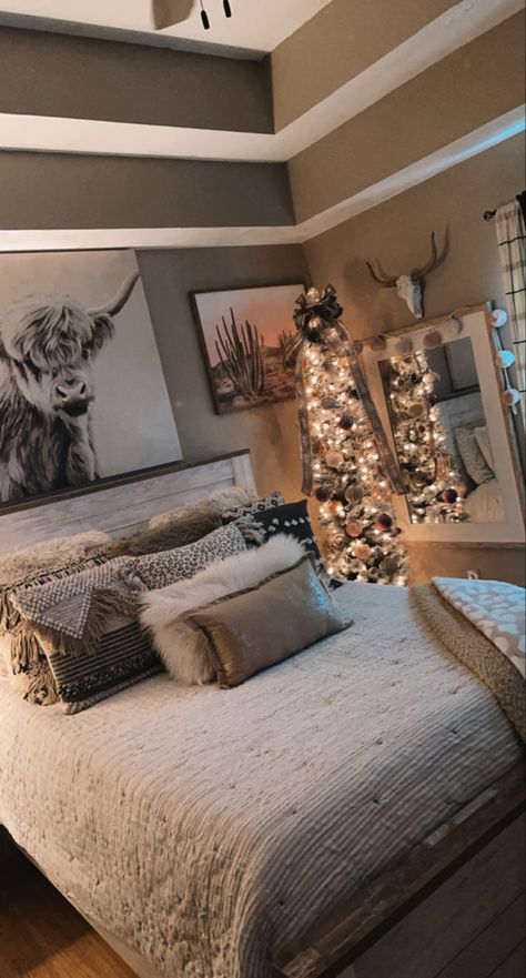 Rustic Boho Master Bed, Boho Chic Western Bedroom, Western Bedroom On A Budget, Western Boho Room Ideas Bedrooms, Cowboy Inspired Bedroom, Boho Cow Bedroom Ideas, Cute Cow Room Ideas, Western Ideas For Bedroom, Guest Bedroom Western