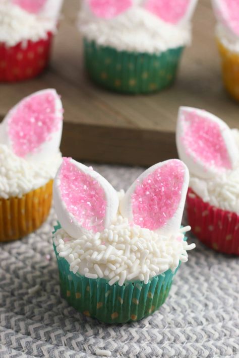 Cute & Easy Easter Bunny Ear Cupcakes Cute Easter Desserts, Easter Deserts, Easy Easter Treats, Easter Bunny Cupcakes, Spring Cupcakes, Easy Easter Desserts, Bunny Cupcakes, Easter Sweets, Easter Desserts