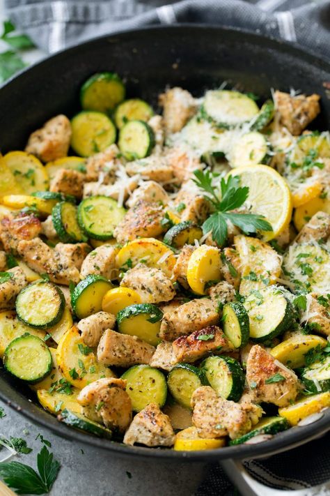 Lemon Parmesan Chicken, Zucchini And Squash, Dinners Healthy, Caesar Chicken, Chicken Zucchini, Idee Pasto, Parmesan Chicken, Health Dinner, Läcker Mat