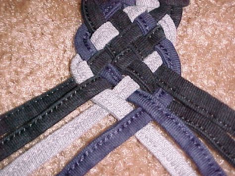 8 string braid tutorial - do this with scrap denim / worn out kids clothes to make bracelets, belts... Återvinna Jeans, Diy Sac, Denim Projects, Diy Vetement, Braid Tutorial, Denim Wear, Denim Crafts, Lv Bags, Old Jeans