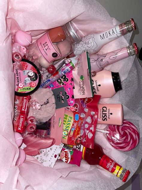 Pink Basket For Rainbow Party, Bestie Easter Basket, Bestie Gift Basket Birthday, Xmas Basket Gift Ideas For Best Friend, Baddie Gift Basket, Bestie Birthday Gift Basket, All Pink Gift Basket Ideas, Pink Birthday Present Ideas, Pink Color Party Basket