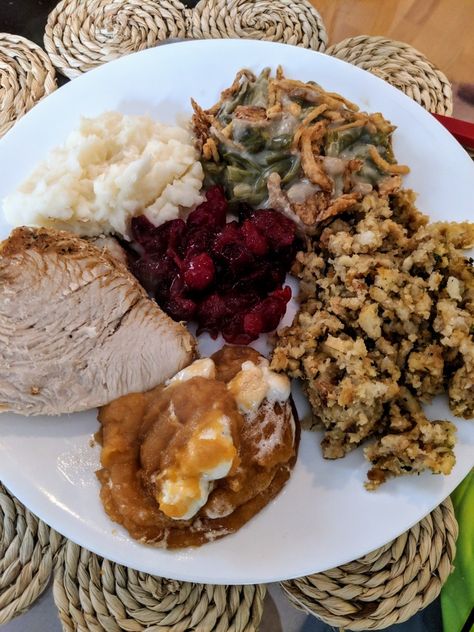 Thanksgiving Plate Thanksgiving Plate Aesthetic, Thanksgiving For One, Thanksgiving Corn Bread, Thanksgiving Dinner Plates, Thanksgiving Plate, Thanksgiving Planning, Thanksgiving Plates, Easy Thanksgiving Recipes, Hello Fresh Recipes