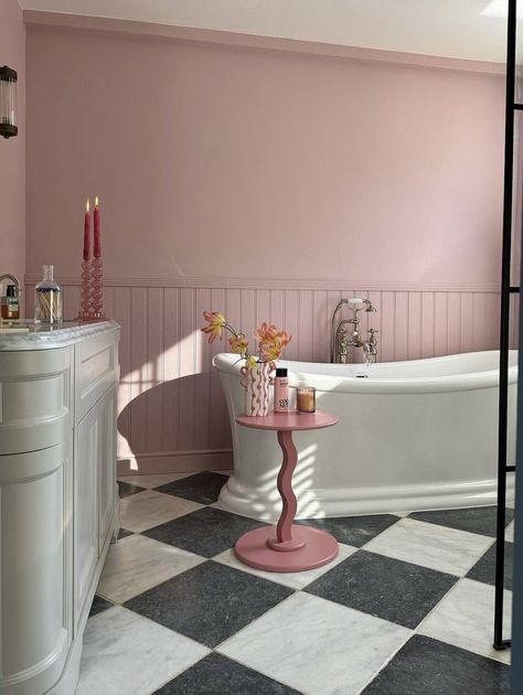 Bathroom Black And White Floor, Bathroom Eclectic, Bathroom Black And White, Eclectic Bathroom Design, Black And White Floor, Bathroom Pink, Bathroom Black, Eclectic Bathroom, White Floor