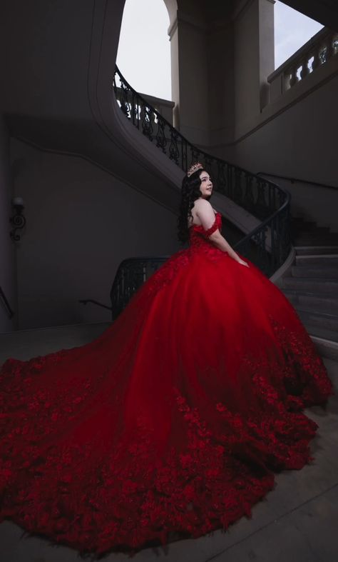 Red Quinceanera Photoshoot, Red Dress Quinceanera, Red Sweet 16 Dresses, Quince Photos, Xv Ideas, Quince Stuff, Quinceanera Dresses Red, Quinceanera Photoshoot, Red Quince