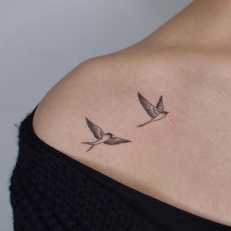 Mother Bird Tattoo, Bird Tattoo Collarbone, Tiny Bird Tattoos, Bird Tattoos For Women, American Traditional Tattoo Ideas, Traditional Tattoo Ideas, Sparrow Tattoo, Swallow Tattoo, Clever Tattoos