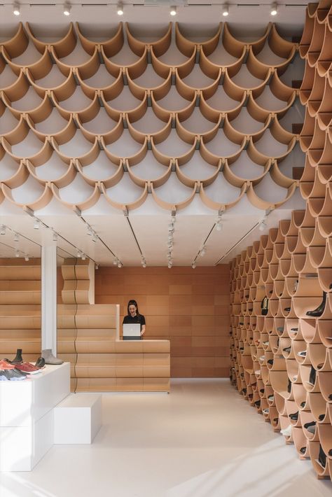 Gallery of Camper Paseo de Gracia / Kengo Kuma & Associates - 15 Camper Store, Interior Cladding, Ceiling Plan, Retail Interior Design, Kengo Kuma, Retail Concepts, Interior Minimalista, Japanese Architect, Roof Tiles