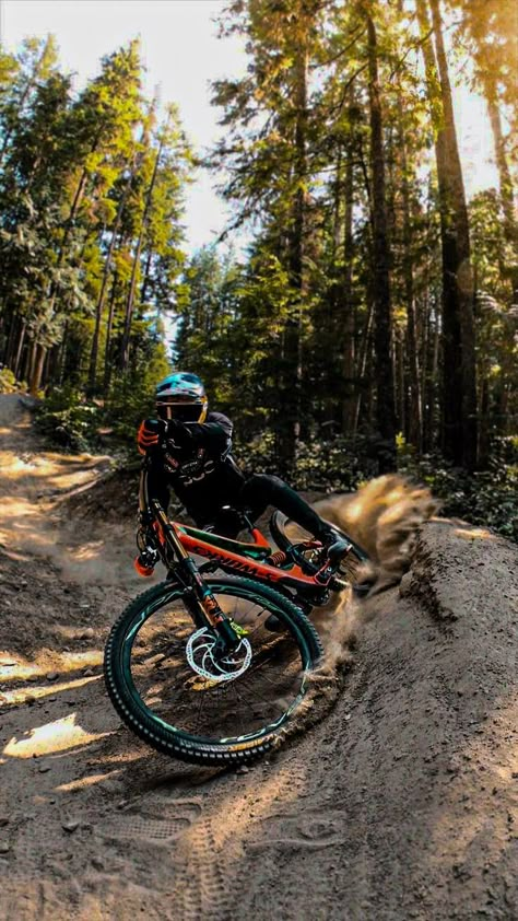 Mtb Photography, Extreme Mountain Biking, Freeride Mtb, Bike Women, Mountain Biking Photography, Mt Bike, Mountain Bike Art, Image Moto, Bicycle Mountain