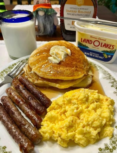 Unhealthy Breakfast Food, American Breakfast Aesthetic, Home Cooked Breakfast, Southern Breakfast, On The Go Breakfast, Thanksgiving Foods, Pancakes Breakfast, Soul Food Dinner, Big Breakfast