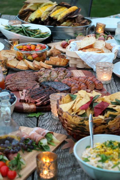 Summer Backyard Dinner with Recipes Bbq Garden Party Ideas, High End Bbq Party, Outside Summer Dinner Party, Outdoor Summer Party Food Ideas Backyard Bbq, Bbq Table Set Up, Reception Dinner Ideas Food, Hosting Backyard Party, Bbq Summer Party Food, Summer Bbq Food Backyard Parties