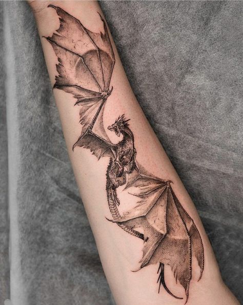 Tattoo Black Women, Small Dragon Tattoos, Bookish Tattoos, Dragon Tattoo Art, Dragon Sleeve Tattoos, Dragon Tattoo For Women, Fantasy Tattoos, Dragon Tattoo Designs, Tattoo Black