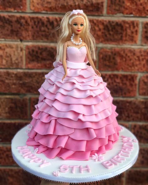 Laura's Cakes & Cupcakes on Instagram: “My first Barbie Cake ! 👸🏼👗 #barbie #homemade #baker #cake #cakes #baking #barbiecake #cakedecorating #cakedesign #cakeideas #cakesforkids…” Barbie Birthday Party Dress, Barbie Birthday Cake With Doll, Barbie Cake Birthday Princesses, Barbie Round Cake, Barbie Skirt Cake, Barbie Dress Birthday Cake, Diy Barbie Cake Easy, Ballerina Barbie Cake, Barbie Cake With Doll