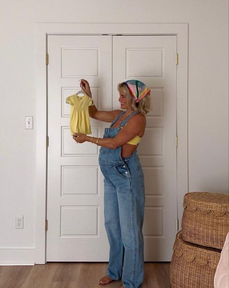 Bump Instagram Pictures, Realistic Maternity Photos, Cute New Mom Outfits, Street Maternity Style, Unique Maternity Dresses, Rachel Green Maternity Outfits, Bohemian Maternity Outfits, Overalls Maternity Outfit, Feminine Pregnancy Outfits