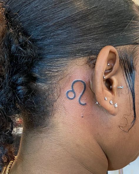 Glizzy on Instagram: “#tatmonster #tattoos #leo #behindeartattoo #tattooideasforgirls #tattooideas” Behind Ear Leo Tattoo, Leo Face Tattoo, Leo Tattoo Behind The Ear, Leo Symbol Behind Ear, Leo Sign Tattoo Behind Ear, Leo Tattoo Black Women, Leo Behind Ear Tattoo, Leo Ear Tattoo, Small Behind The Ear Tattoo Ideas Women