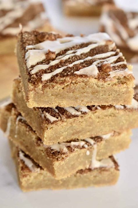 Easy Blondie Recipe, Cinnamon Sugar Desserts, Blondies Recipe Easy, Cookie Brownies, Cinnamon Desserts, Brownie Desserts Recipes, Blondie Recipe, Cinnamon Glaze, Spooky Ideas