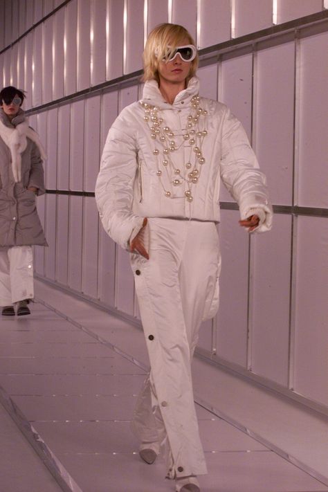 White Puffer Outfit, Puffer Outfit, Chanel Fashion Show, White Puffer, Chanel Collection, Easy Winter Outfit, Winter Outfits Men, Chanel Fashion, Chiffon Shirt