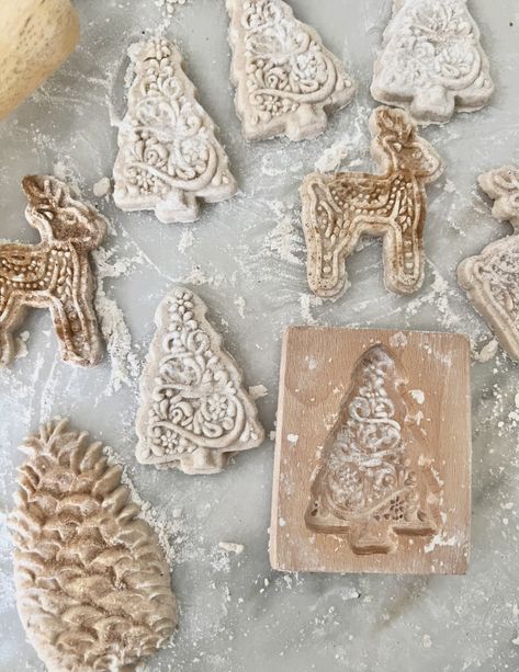 How to make molded Christmas cookies using your favorite recipe and the most charming and versatile molds to create a darling look. Molded Christmas Cookies, Shortbread Cookie Mold Recipe, Cookie Recipe For Cookie Molds, Shortbread Cookie Recipe For Molds, Molded Shortbread Cookies, Cookie Mold Cookies, Molded Cookies Recipes, Wood Cookie Mold Recipes, Cookie Molds Recipes