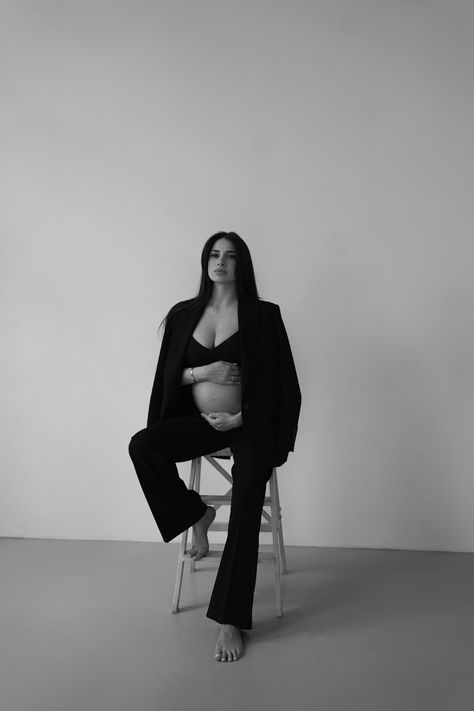 Blazer Outfit Pregnant, Trench Coat Maternity Shoot, Boss Maternity Shoot, Black Blazer Maternity Photoshoot, Pant Suit Maternity Shoot, Maternity Suit Photoshoot, Blazer Maternity Shoot, Colorful Maternity Shoot, High Fashion Maternity Shoot