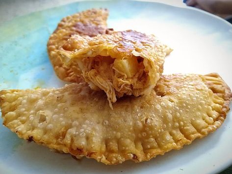 Puerto Rican Chicken Empanadas (Empanadillas de Pollo) - Delishably - Food and Drink Puerto Rican Empanadas, Chicken Empanada Recipe, Chicken Empanada, Potato Empanadas, Puerto Rican Chicken, Pollo Recipe, Chicken Empanadas, Empanada Recipe, Empanadas Dough