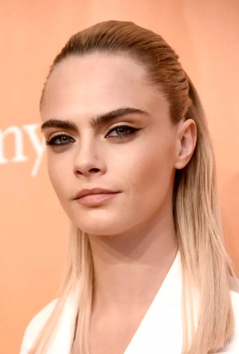 Eyebrow Shapes: Thick Eyebrows. Bushy brows with thick, fluffy hairs. Click through for 12 eyebrow shape ideas. #eyebrowshapes #eyebrows #thickeyebrows Thicker Eyebrows Makeup, Round Eyebrows, Short Eyebrows, Long Eyebrows, Brow Extensions, Types Of Eyebrows, Straight Eyebrows, Bushy Eyebrows, Sparse Eyebrows