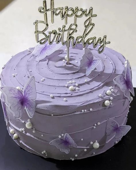 Purple Aesthetic Cake Designs, Purple White Cake Birthday, Purple Cake Inspiration, Purple And White Butterfly Cake, Lavender Cake With Butterflies, Purple Themed Cake Ideas, Purple Birthday Cake With Butterflies, White And Purple Birthday Theme, Sweet Sixteen Cakes Purple