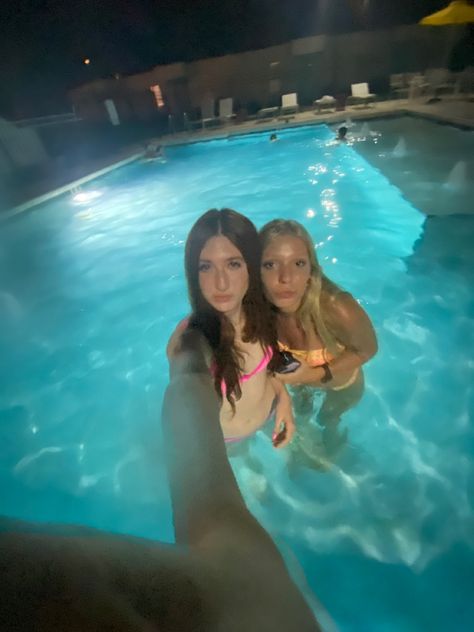 #pool #swim #friends #aesthetic #night Outdoor Party Aesthetic Night, Pool Friends Pictures, Swimming With Friends Aesthetic, Cute Pool Pictures With Friends, Pool Party Photos, Pool With Friends Aesthetic, Pool Picture Ideas Instagram Friends, Pool Pics With Friends, Pool Pictures With Friends