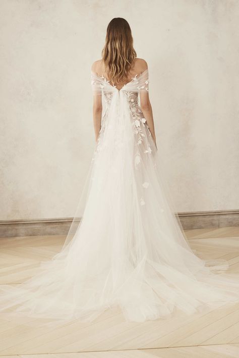 Oscar De La Renta Wedding Dress Vintage, Off Shoulder Tulle Wedding Dress, Off Shoulder Tulle, Ethereal Wedding Dress, Classy Wedding Dress, Wedding Dress Guide, Ethereal Wedding, Cocktail Gowns, Dream Wedding Ideas Dresses