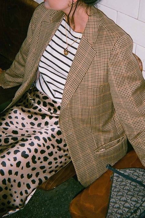 Mixed Prints Outfit, Accessories Outfit, Pattern Outfits, Moda Instagram, Mode Instagram, Leopard Print Skirt, Stil Inspiration, Plaid Fashion, Fashion Weeks