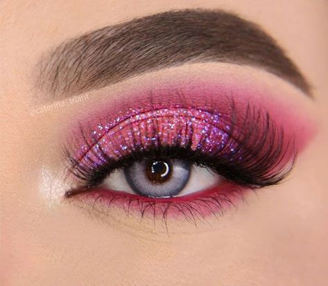 Caterina Triant, using: @bperfectcosmetics @staceymariemua Carnival IV Palette @withlovecosmetics.co Pink Flamingo pressed glitter @anastasiabeverlyhills Lip Palette Shade 12 (waterline) @elfcosmetics Big Mood Mascara @benefitcosmetics @benefitcosmeticsgreece Powmade and 24h Brow setter #caterina_triant #glitter #colourpopme #makeup #makeupideas #beauty #eyeshadowpalette #eyeshadow Makeup Ideas With Glitter, Big Mood Mascara, Make Com Glitter, Red Eyeshadow Look, Pink Glitter Makeup, Purple Makeup Looks, Eye Makeup Images, Festival Make Up, Galaxy Makeup