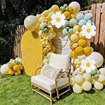 Daisy Baby Shower Theme, Retro Baby Showers, Daisy Baby Shower, Sunshine Baby Showers, Baby Shower Yellow, Baby Shower Vintage, Yellow Balloons, Bee Baby Shower, Balloon Flowers