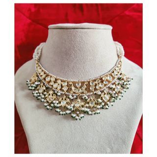 Small Diamond Necklace, Unique Wedding Jewelry, Rajputi Jewellery, Indian Wedding Jewelry Sets, Necklace With Diamond, Gold Jewellry, Jewellery Design Sketches, Embroidery Shoes, Gold Fashion Necklace