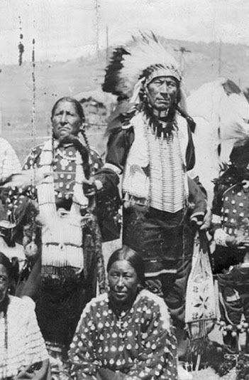 Oglala group - circa 1910 Native American Indian Tribes, Sioux Indian, Lakota Sioux, American Indian History, Native Dress, Indian Pictures, Native American Symbols, Native American Pictures, Wilde Westen