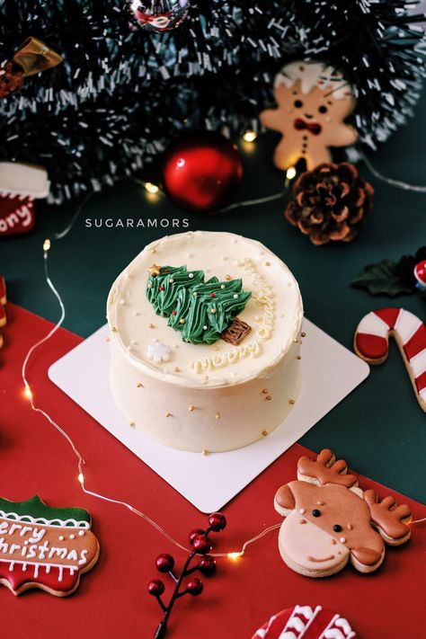 Christmas Cakes Photography, Christmas Cake Photoshoot Ideas, Christmas Baking Photography, Christmas Food Styling Photography, Christmas Theme Food Photography, Christmas Desserts Photography, Cake Christmas Photography, Christmas Styling Photography, Christmas Product Packaging