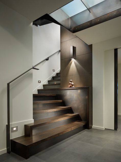 15 Uplifting Contemporary Staircase Designs For Your Idea Book Contemporary Staircase Design, Vstupná Hala, درج السلم, Contemporary Stairs, Contemporary Staircase, Escalier Design, Interior Design Per La Casa, Stair Case, Stair Handrail