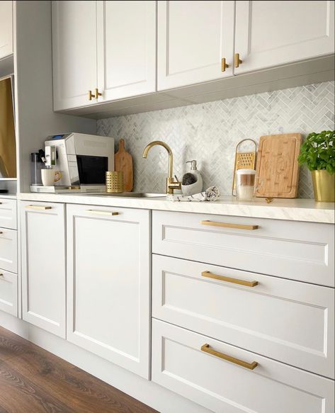 Cream Kitchen Gold Hardware, White Cabinets Gold Knobs, White Kitchen Cabinet Gold Hardware, Cream Kitchen Brass Handles, White Kitchen With Gold Fixtures, Kitchen Ideas With Gold Fixtures, White And Gold Kitchen Aesthetic, Kitchen Brushed Gold Hardware, White Shaker Cabinets With Gold Hardware