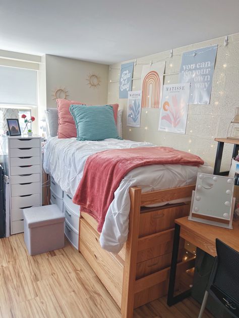 Penn State College Dorm, Blue Bedroom Pink Accents, Cute Dorm Rooms Boho, Dorm Room Ideas Grey And Pink, Blue Pink Dorm Room, Dorm Decor Inspiration, Utampa Dorm Room, Dorm Inspiration Boho, College Dorm Decorations Room Themes