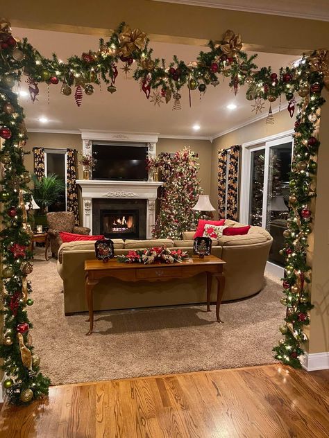 Christmas Cozy Home Living Room, Hobby Lobby Winter Decor, Crismas Room Decor Ideas, Christmas Sliding Glass Door Decor, Christmas Themed Living Room, Crismas Ideas Decoration Home, Christmas Interior Decor Ideas, Christmas Wall Decor Ideas For Living Room, Decoracion Escaleras Navidad Ideas