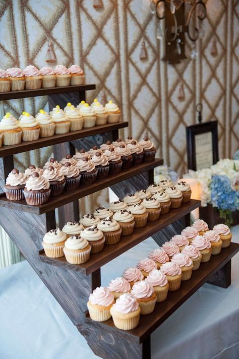 Cake Display Ideas, Budget Desserts, Wedding Cake Display, Dessert Bar Wedding, Rustic Wedding Decorations, Traditional Wedding Cake, Diy Desserts, Cupcake Display, Wedding Cake Rustic